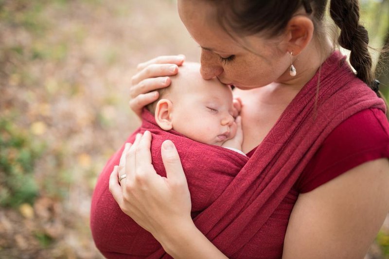 Dojenčki, ki jih starši nosijo, so mirnejši (foto: shutterstock)