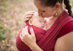 Zakaj je najbolje nositi otroka ob sebi?