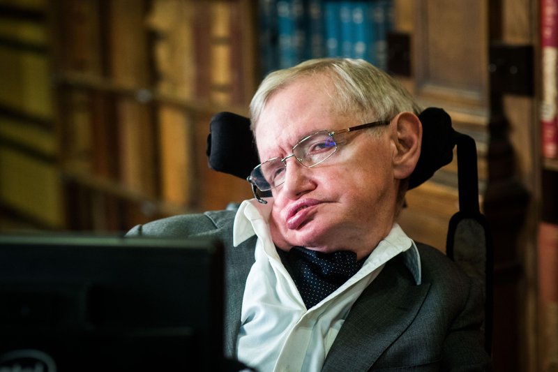 4 zaskrbljujoče napovedi Stephena Hawkinga (ena se že uresničuje)