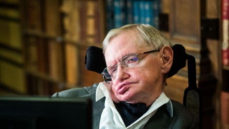 4 zaskrbljujoče napovedi Stephena Hawkinga (ena se že uresničuje)