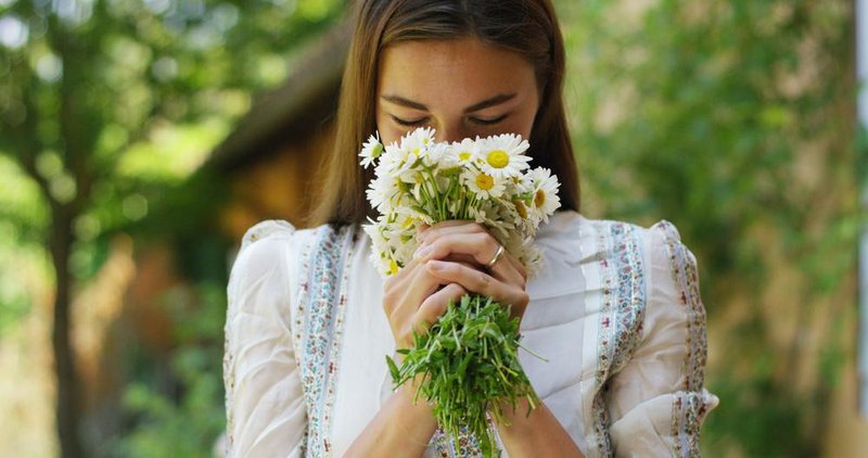 Psihološki vzroki za alergijo na cvetni prah: Se v življenju počutite NEMOČNI?