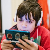 Dr. Rajović: "Če otrok igra video igre je podobno, kakor če bi jemal drogo"