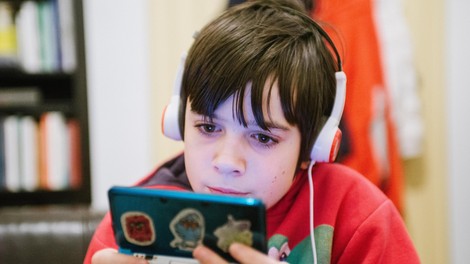 Otrok igra video igro