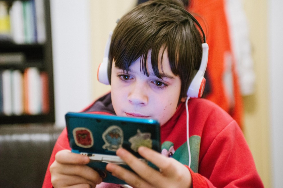 Dr. Rajović: "Če otrok igra video igre je podobno, kakor če bi jemal drogo" (foto: Profimedia)