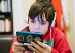 Dr. Rajović: "Če otrok igra video igre je podobno, kakor če bi jemal drogo"