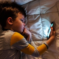 Obžalovala sem dan, ko sem svojemu sinu podarila mobilni telefon