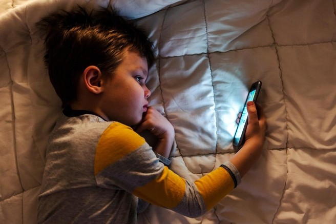 Obžalovala sem dan, ko sem svojemu sinu podarila mobilni telefon