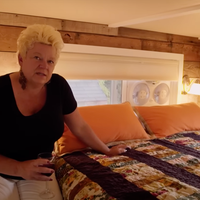 Mati samohranilka si je sama ustvarila hišo - živi na 18,5 kvadratih
