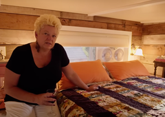 Mati samohranilka si je sama ustvarila hišo - živi na 18,5 kvadratih