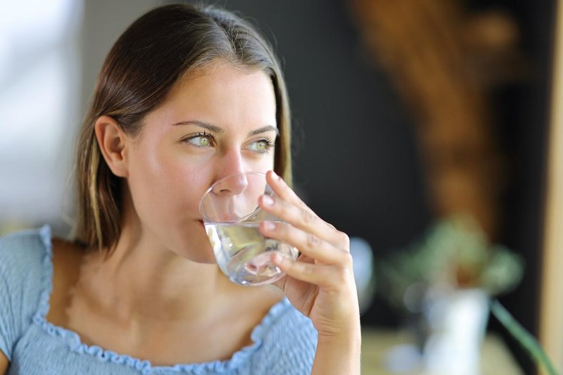 Kaj se zgodi, če pred spanjem popijemo kozarec tople vode?
