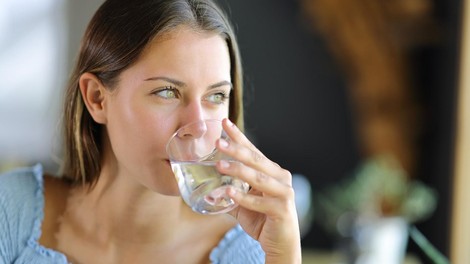 Kaj se zgodi, če pred spanjem popijemo kozarec tople vode?