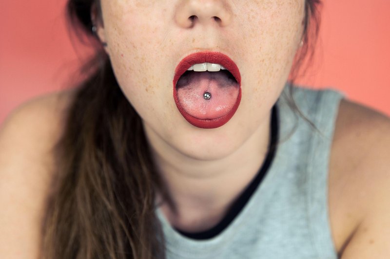 Zakaj piercing v jeziku škoduje celotnemu telesu? (foto: Profimedia)