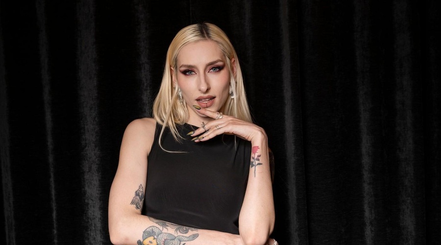 RAIVEN: "Vsi, ki nastopamo na odru, smo malo narcisi." (foto: profimedia)