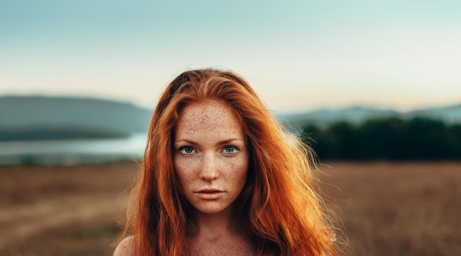 Pričakovanja, ki jih imata njena družina in družba nasploh do najstarejše hčerke, so lahko ogromno breme zanjo. (foto: Shutterstock)