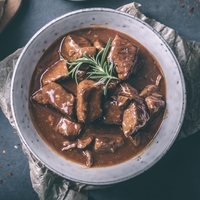 Nepozaben okus in meso, ki se kar topi v ustih: svojemu golažu vedno dodajte to sestavino in ustvarite pravo kulinarično poslastico