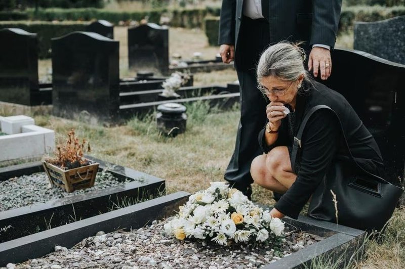 Katarina Nagode: "Do pogreba ljudi še pokličemo, potem pa se kar pričakuje, da bo življenje teklo naprej. Resnica pa je..." (foto: shutterstock)