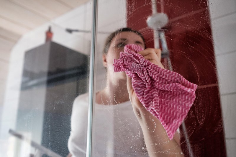 RECEPT: Domače čistilo, ki učinkovito očisti steklena tuš vrata (foto: Profimedia)