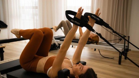 Pilates na reformerju: zakaj in kako v primerjavi z drugimi vadbami prinaša toliko prednosti?