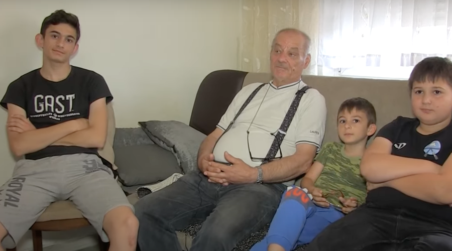 Dedek posvojil 3 vnuke, ko sta se snaha in sin ločila (foto: posnetek zaslona YouTube RTVSLON)