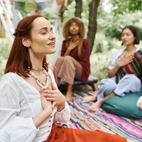 Odraščanje v kultu: Otroci so bili pogosto zanemarjeni, ker so starši ves čas meditirali in "reševali svet"