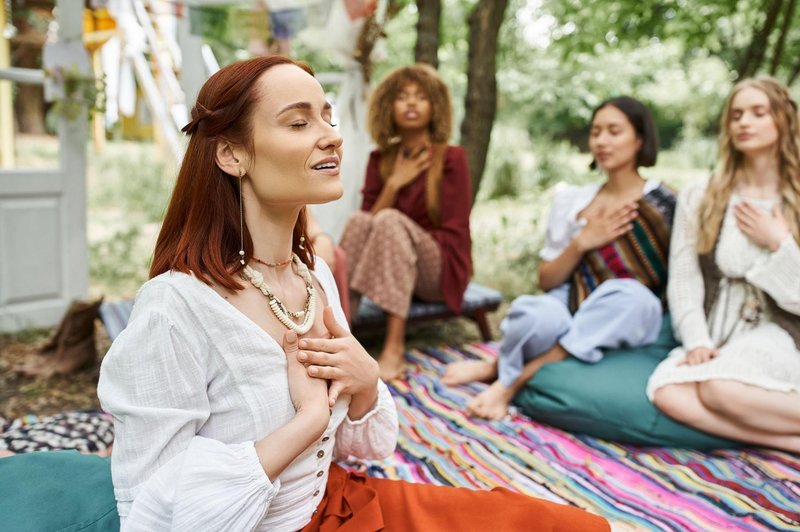 Otroci so bili pogosto zanemarjeni, ker so starši ves čas meditirali in "reševali svet" (foto: profimedia)