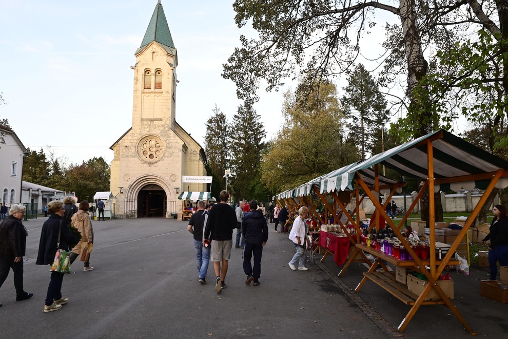 Žale so kot pogrebno podjetje dolžne sprejeti vsakega pokojnika, tudi če nima svojcev.