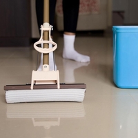 Zakaj nekateri enkrat na teden pomivajo tla s soljo? Star običaj, ki očisti tudi zastalo energijo doma