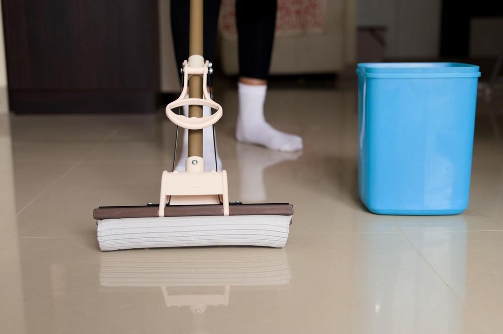 Zakaj nekateri enkrat na teden pomivajo tla s soljo? Star običaj, ki očisti tudi zastalo energijo doma (foto: profimedia)