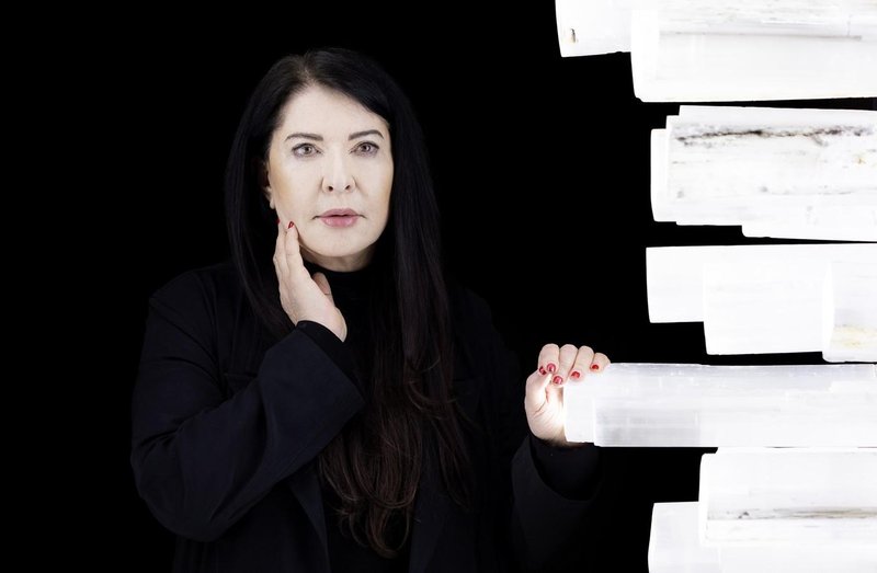 Marina Abramović o težkem otroštvu: "Moja starša sta spala zraven svojih pištol"