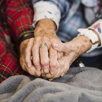 Nepokretnemu možu je menjala plenice in ni dovolila, da bi ga premestili v dom: Na smrtni postelji jo je streznil z enim stavkom