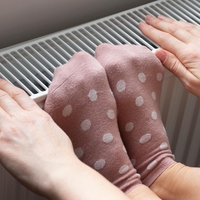 Ali vas nenehno zebe v noge? Rešitev niso volnene nogavice, ampak ta 4 živila!