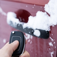 Zaradi mraza ne morete odpreti avtomobilskih vrat? Ta preprost trik vam bo prihranil čas in živce!