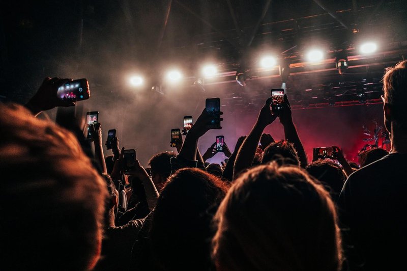 Če si želite trenutek resnično zapomniti, odložite telefon (foto: profimedia)