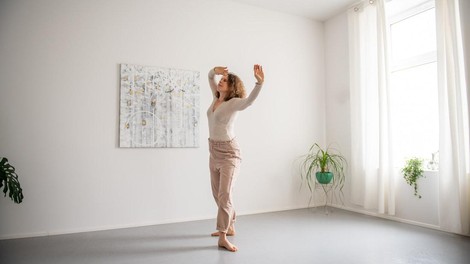 ODPRTE URE: Ozaveščanje skozi gib po metodi Feldenkrais z Matejo Kodermac