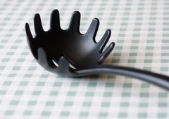 Zakaj stroka svari pred črnimi plastičnimi kuhinjski pripomočki?