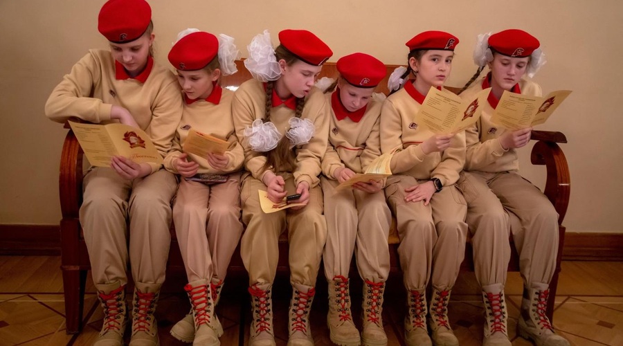 Novinar pod krinko se je infiltriral med 'Putinove pionirje' in odkril, kaj učijo ruske otroke (foto: profimedia)