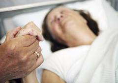 "Moja mama je umirala – a tisto, kar se je zgodilo v njeni zadnji uri, je šokiralo celo zdravnike"