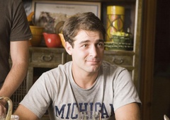 Moški, ki se nočejo zavezati eni ženski, so pogosto imeli v otroštvu teh 9 izkušenj