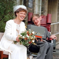 Bila je polna sanj, ko se je poročila z moškim, ki so mu napovedali še 2 leti življenja - zgodba Jane Hawking