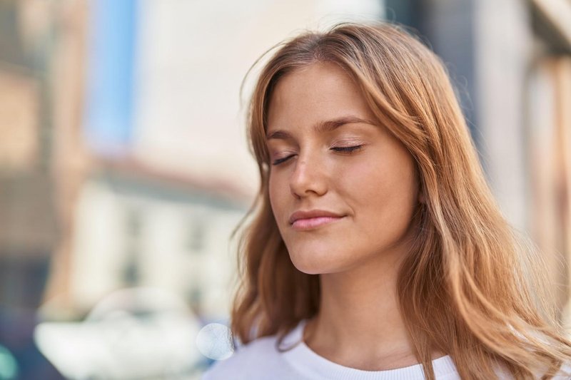 ženska zaprte oči meditacija