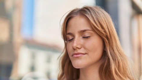 ženska zaprte oči meditacija