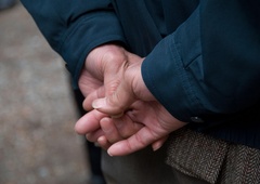 Kaj pomeni, če oseba med hojo drži roke za hrbtom? Pojasnjuje psiholog