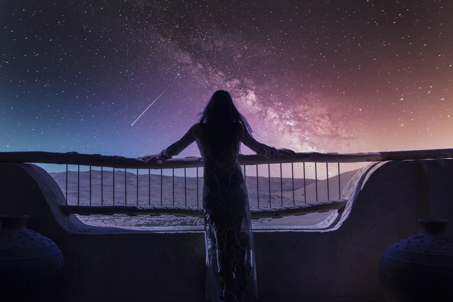 ženska opazuje zvezde, nočno nebo