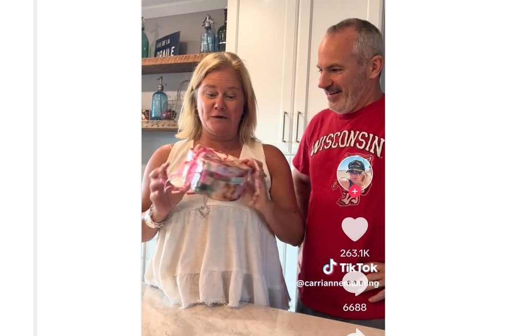 Priča ji je naročila, naj poročno darilo odpre šele čez 25 let – ko ga je končno odprla, je ostala brez besed (foto: Posnetek zaslona TikTok)