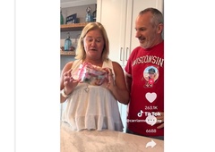 Priča ji je naročila, naj poročno darilo odpre šele čez 25 let – ko ga je končno odprla, je ostala brez besed