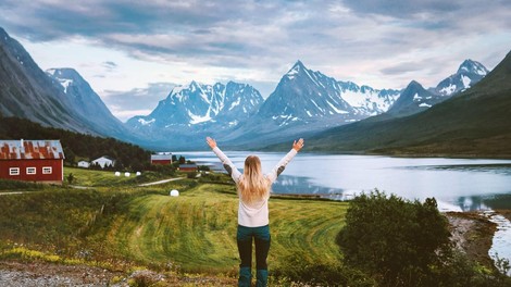 ženska norveška narava hribi