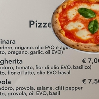 Toliko stane pica v centru Neaplja – zakaj v Sloveniji plačamo dvakrat več?