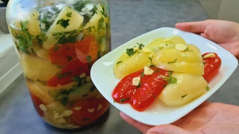 Kisle paprike s česnom po 50 let starem receptu: brez kuhanja, pripravljene v hipu