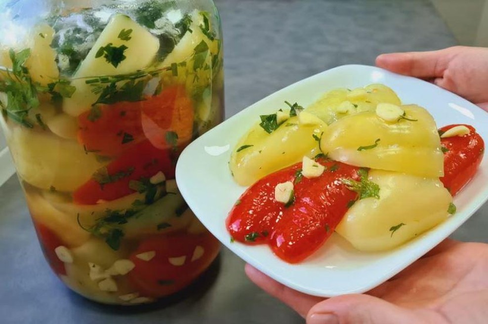 Kisle paprike s česnom po 50 let starem receptu: brez kuhanja, pripravljene v hipu (foto: Posnetek zaslona Youtube Bokina kuhinja)