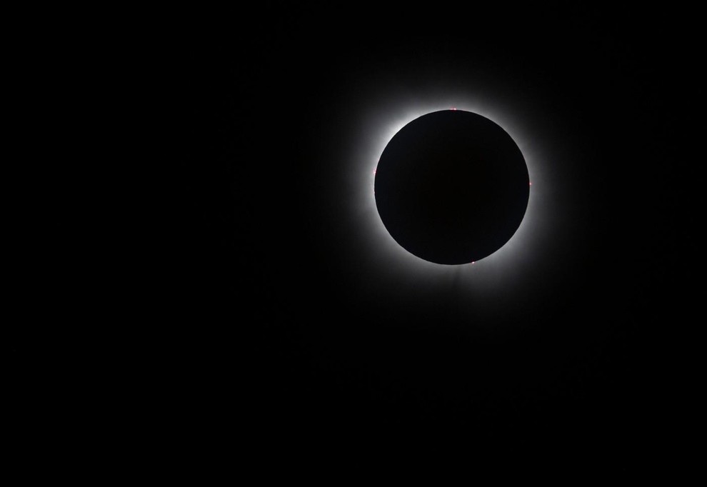 Gre za popolni sončev mrk. Popoln sončev mrk nastane, kadar se Luna postavi med Zemljo in Sonce ter ga popolnoma …
